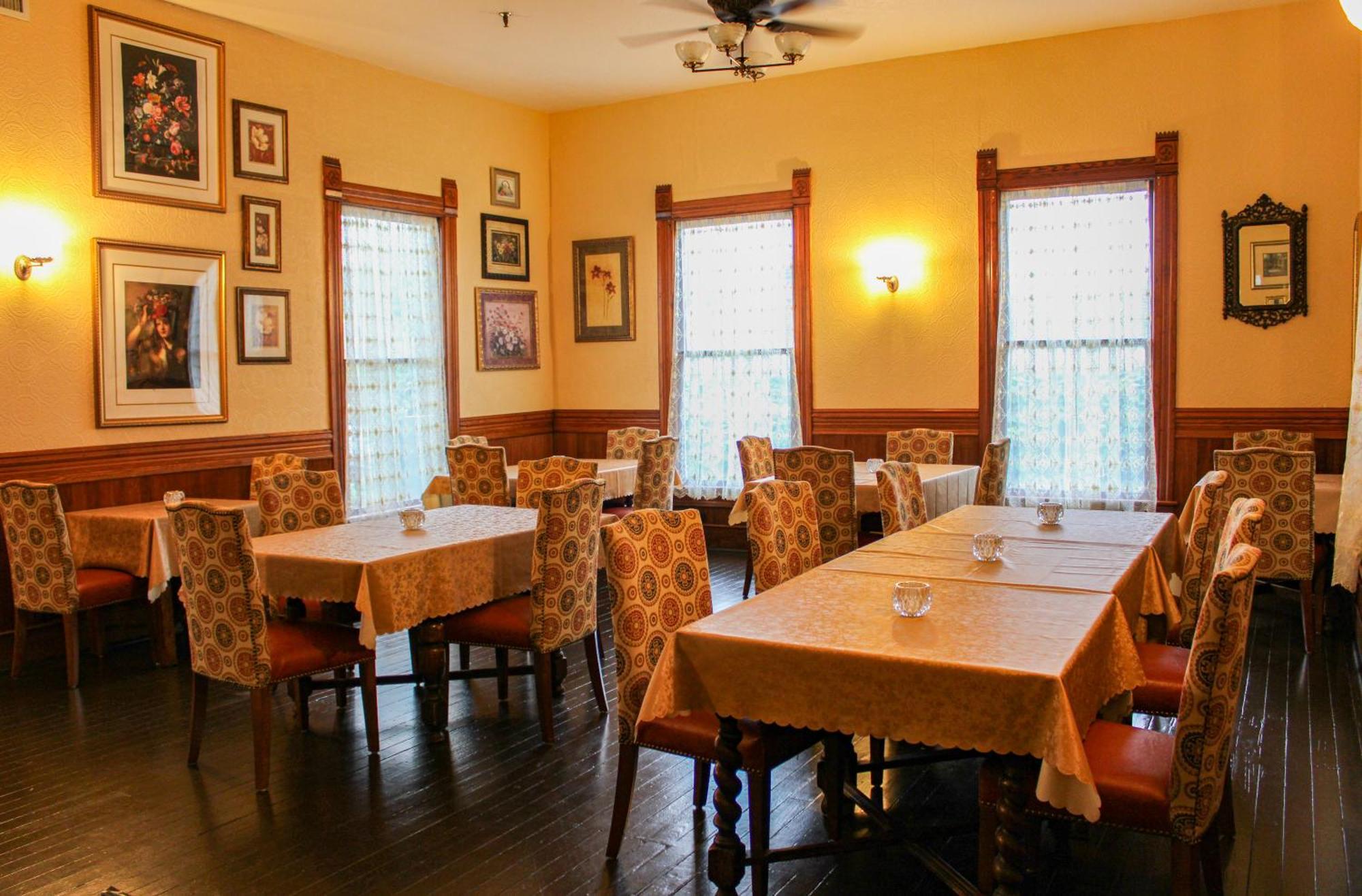 Woodbine Inn And Restaurant Madisonville Exterior photo